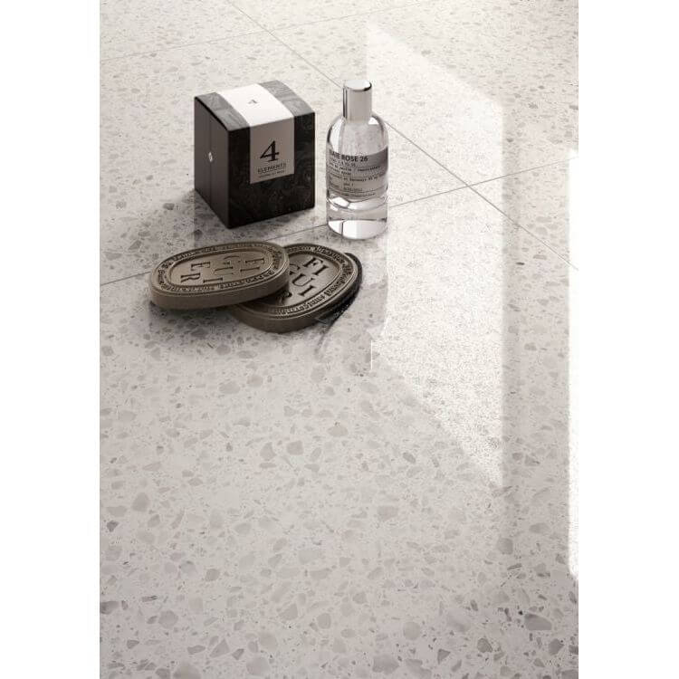 Flake White Medium 30 x 30 - Hey Tiles