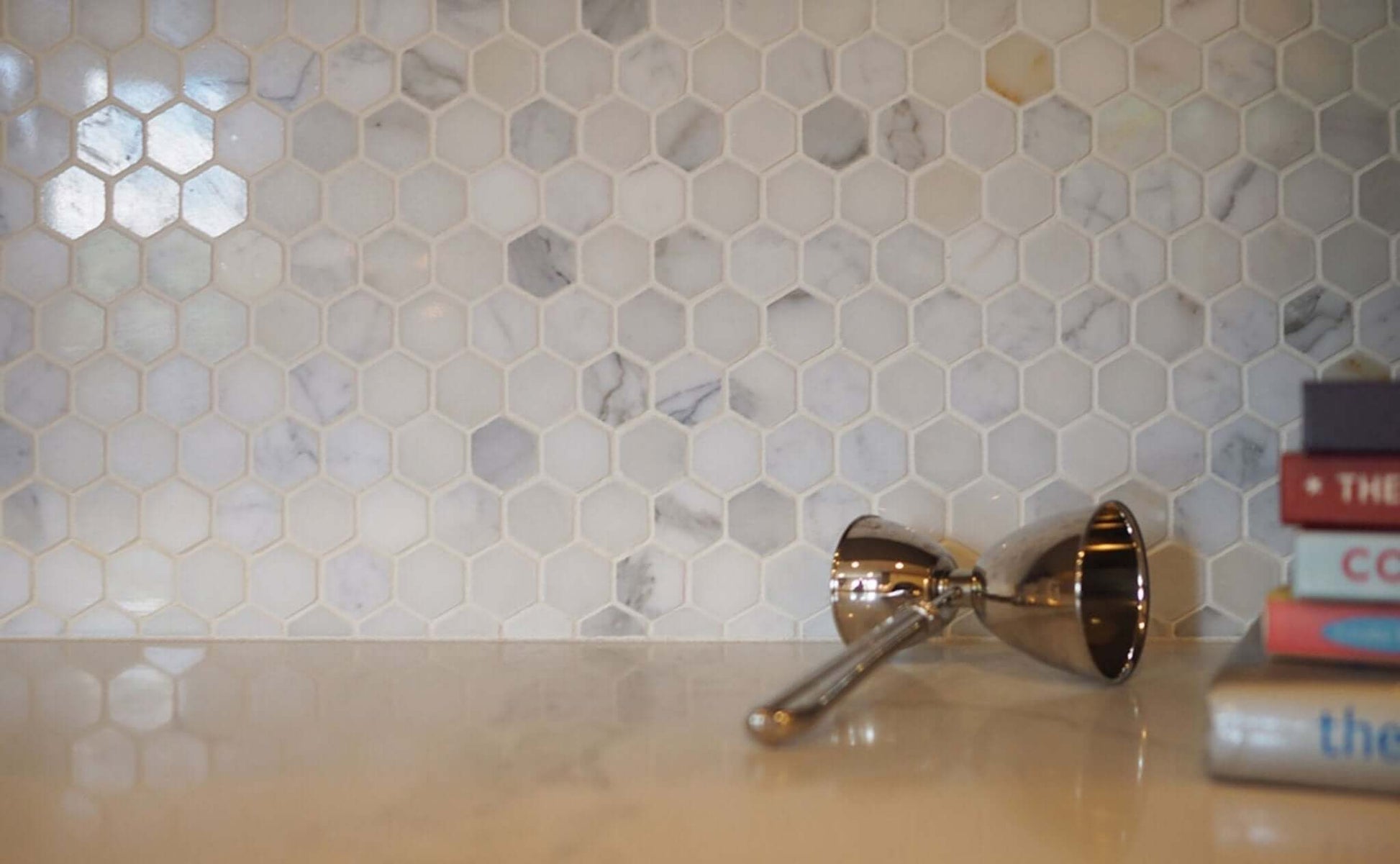 Calacatta Gold 2” Hexagon Polished Mosaic Tile - Hey Tiles